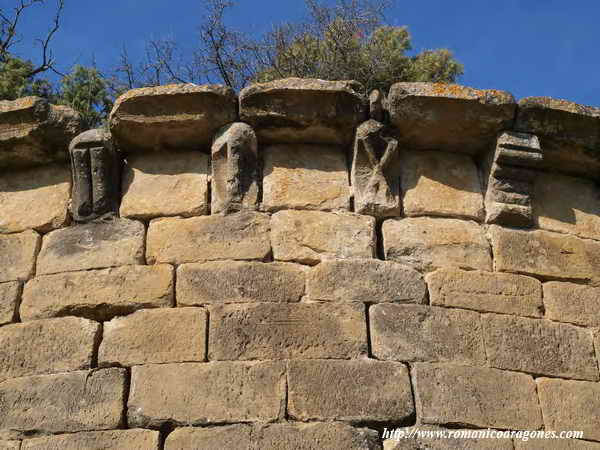 DETALLE DE LOS CANECILLOS DE LA CABECERA